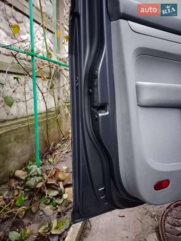 Минивэн Volkswagen Touran 2006 в Днепре