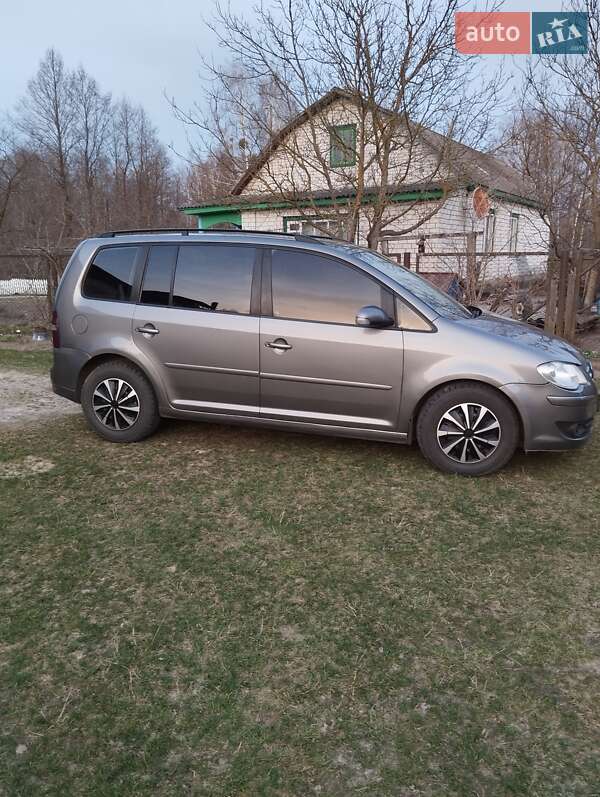 Мінівен Volkswagen Touran 2007 в Ємільчиному