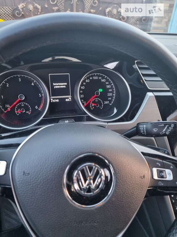 Микровэн Volkswagen Touran 2018 в Коростене