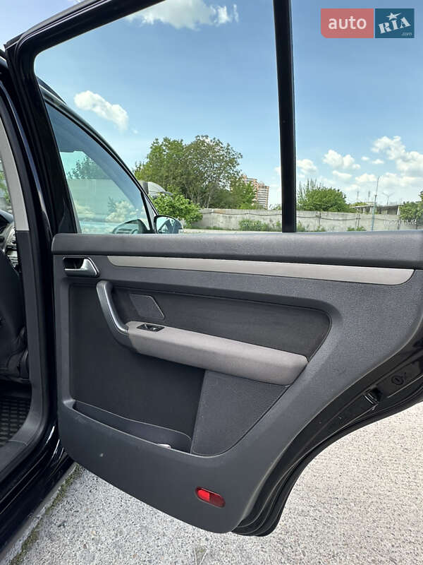 Минивэн Volkswagen Touran 2008 в Киеве