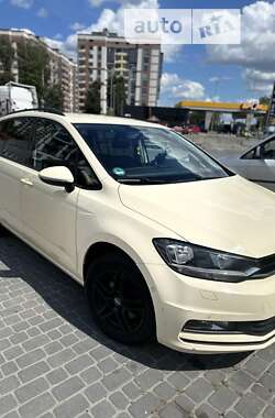 Седан Volkswagen Touran 2016 в 