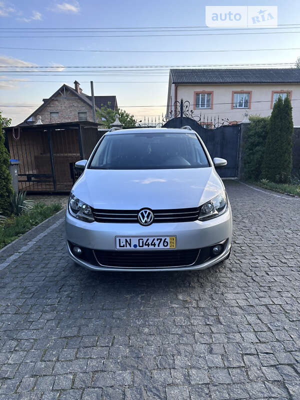 Мінівен Volkswagen Touran 2010 в Чернівцях