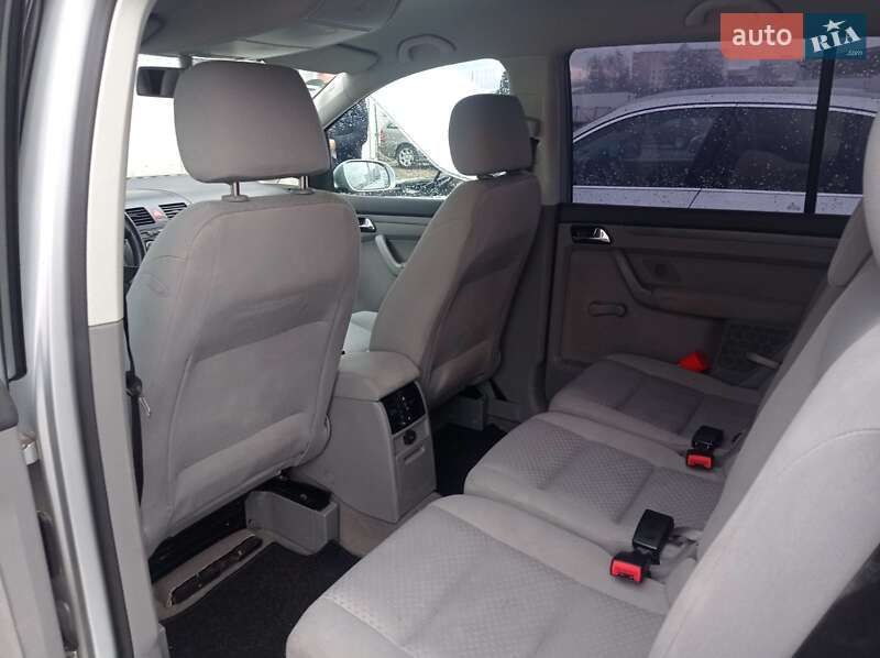 Минивэн Volkswagen Touran 2004 в Черновцах