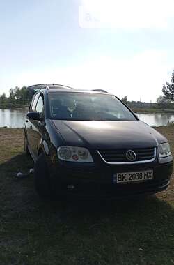 Минивэн Volkswagen Touran 2006 в Клевани