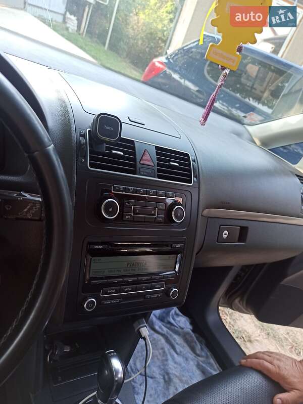 Мінівен Volkswagen Touran 2011 в Чернівцях