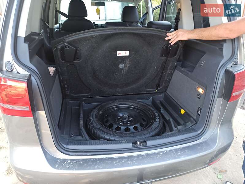 Мінівен Volkswagen Touran 2011 в Чернівцях