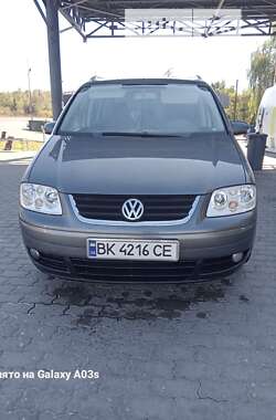 Минивэн Volkswagen Touran 2004 в Виноградове