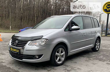 Мінівен Volkswagen Touran 2010 в Чернівцях