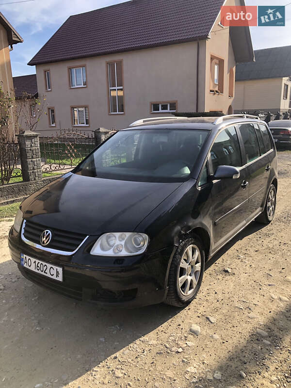 Минивэн Volkswagen Touran 2006 в Иршаве