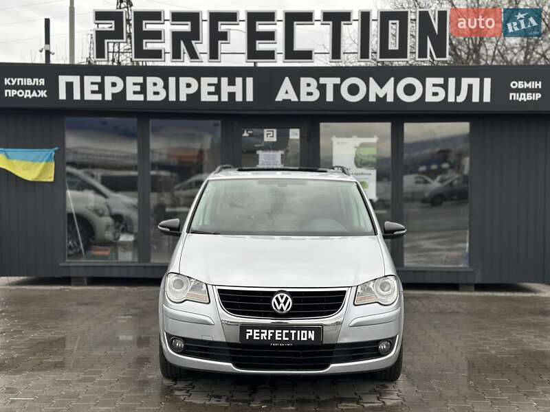 Мінівен Volkswagen Touran 2010 в Чернівцях