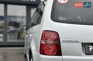 Мінівен Volkswagen Touran 2010 в Чернівцях