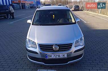 Мінівен Volkswagen Touran 2008 в Дубні