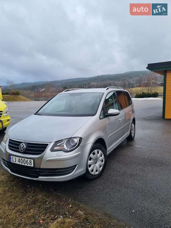 Минивэн Volkswagen Touran 2010 в 
