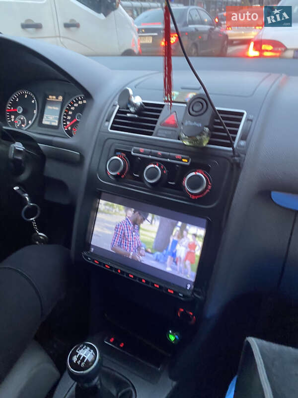 Минивэн Volkswagen Touran 2011 в Новой Ушице