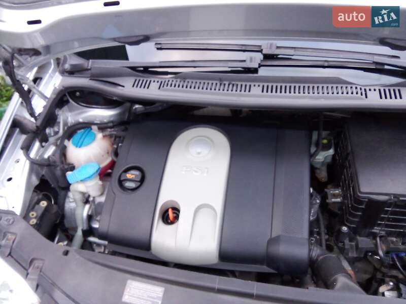 Минивэн Volkswagen Touran 2003 в Монастыриске