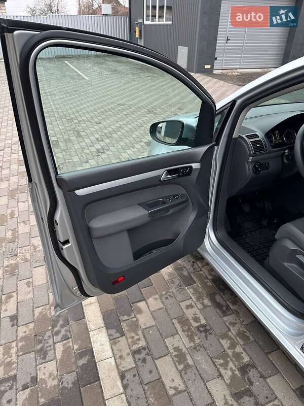 Минивэн Volkswagen Touran 2012 в Ичне