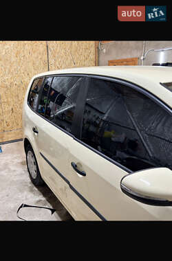 Мінівен Volkswagen Touran 2014 в 