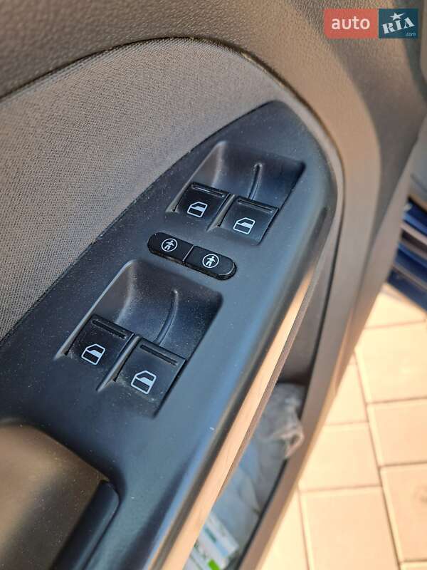 Минивэн Volkswagen Touran 2011 в Нетешине