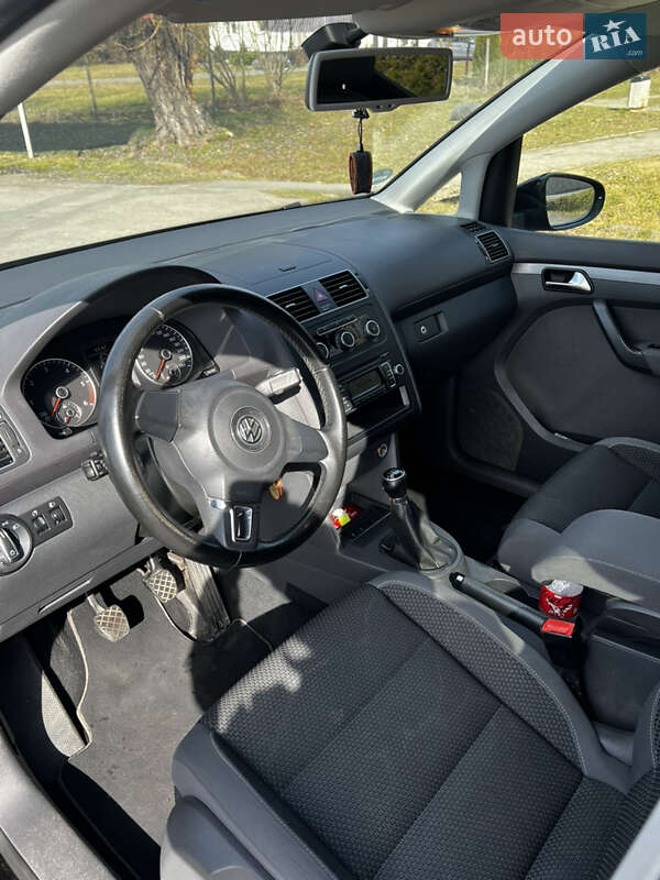 Минивэн Volkswagen Touran 2010 в Рокосово