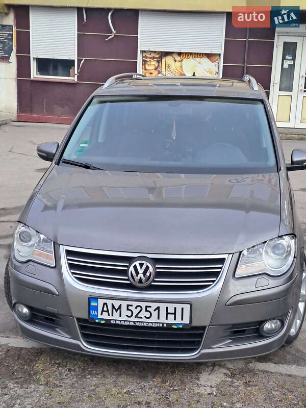 Минивэн Volkswagen Touran 2010 в Звягеле