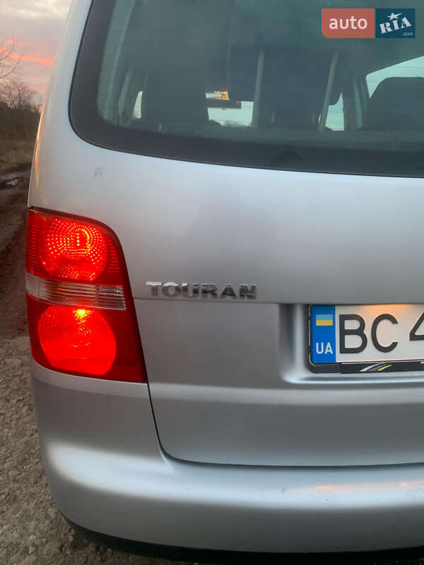 Мінівен Volkswagen Touran 2006 в Хирові