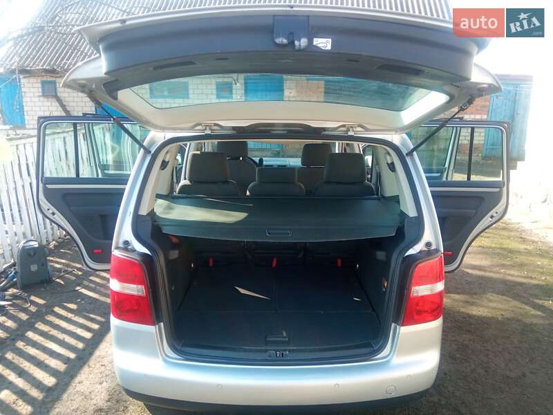 Минивэн Volkswagen Touran 2005 в Чуднове