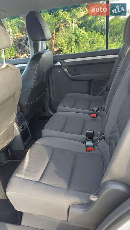 Мінівен Volkswagen Touran 2014 в Ужгороді