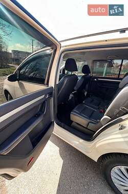 Мінівен Volkswagen Touran 2011 в 