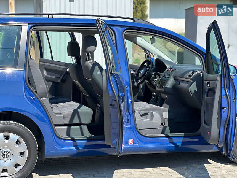 Минивэн Volkswagen Touran 2006 в Днепре