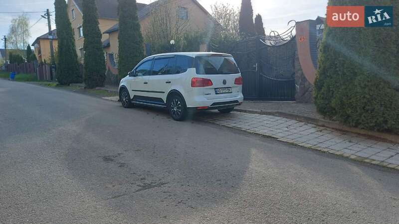 Мінівен Volkswagen Touran 2014 в Ужгороді