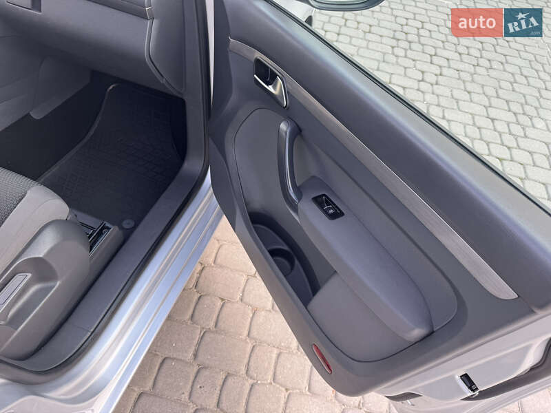 Минивэн Volkswagen Touran 2012 в Новой Ушице