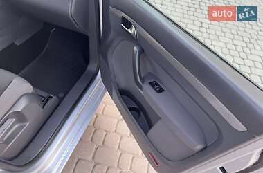 Мінівен Volkswagen Touran 2012 в 