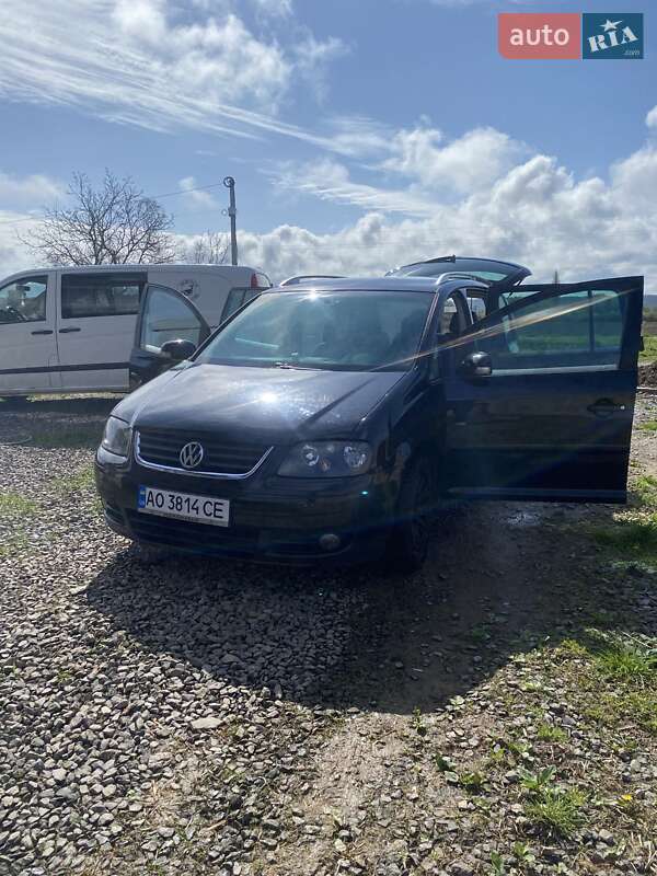Минивэн Volkswagen Touran 2006 в Иршаве