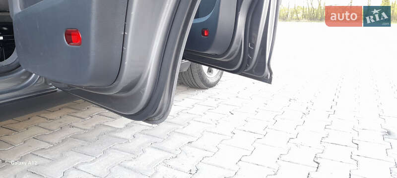 Минивэн Volkswagen Touran 2011 в Хотине