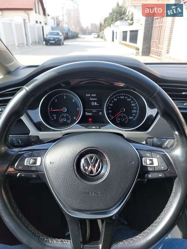 Микровэн Volkswagen Touran 2017 в Ужгороде