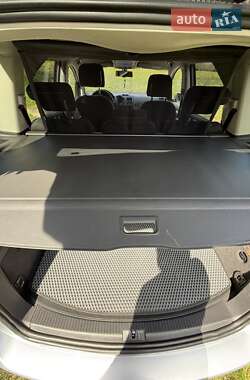 Мінівен Volkswagen Touran 2015 в 