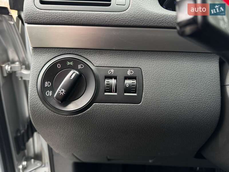 Мінівен Volkswagen Touran 2009 в Запоріжжі