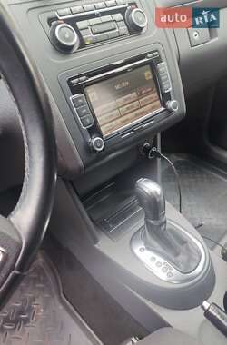 Минивэн Volkswagen Touran 2012 в 