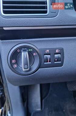 Минивэн Volkswagen Touran 2012 в 
