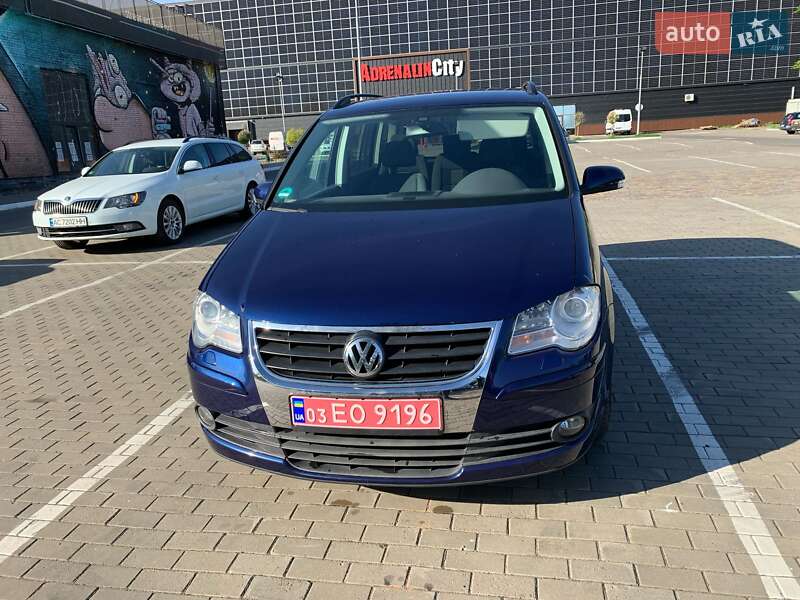 Мінівен Volkswagen Touran 2008 в Луцьку