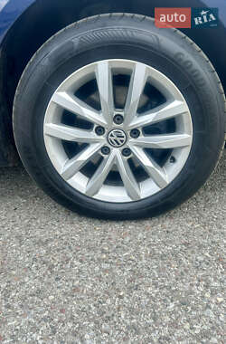 Мінівен Volkswagen Touran 2014 в 