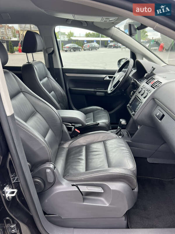 Мінівен Volkswagen Touran 2010 в Луцьку