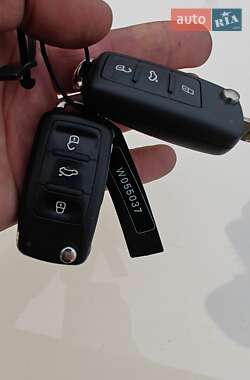 Мінівен Volkswagen Touran 2013 в 