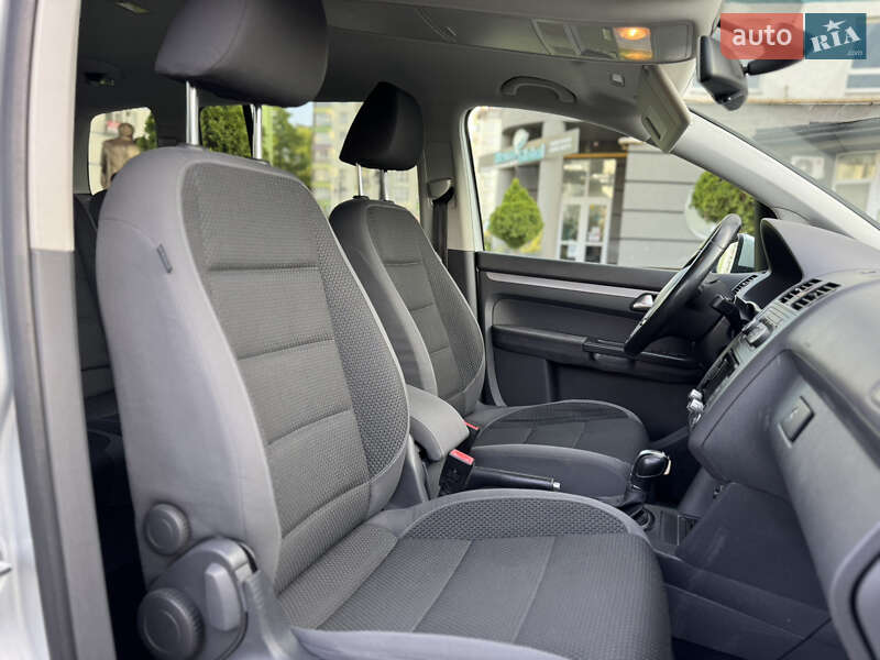 Мінівен Volkswagen Touran 2010 в Івано-Франківську