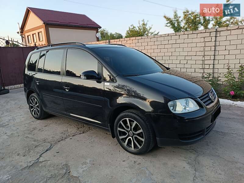 Минивэн Volkswagen Touran 2006 в Днепре