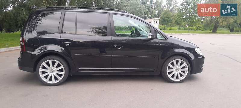 Мінівен Volkswagen Touran 2009 в Києві