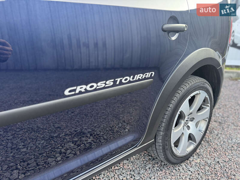 Минивэн Volkswagen Touran 2011 в Сарнах