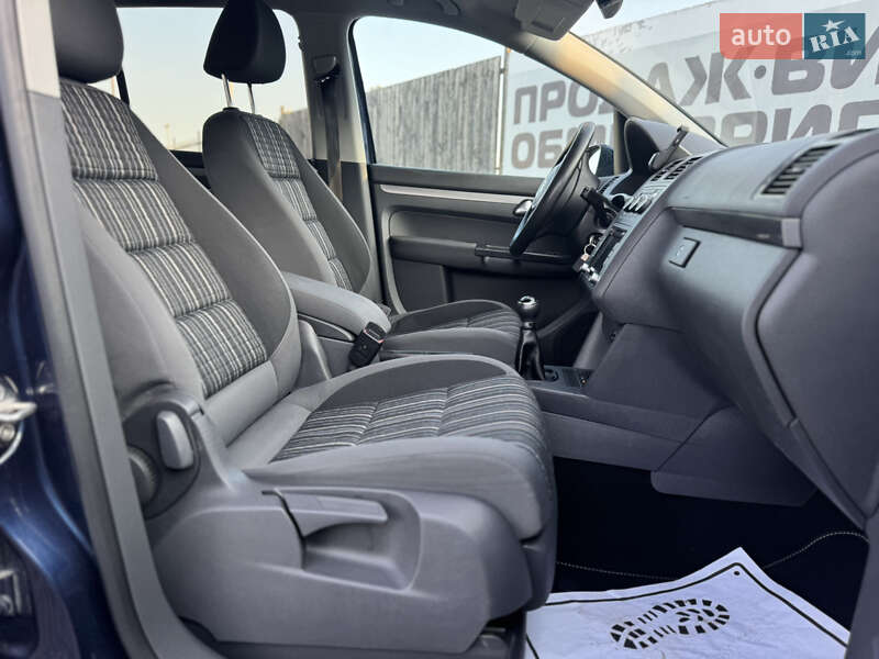 Минивэн Volkswagen Touran 2011 в Сарнах