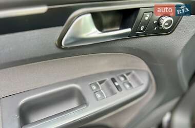 Минивэн Volkswagen Touran 2012 в 