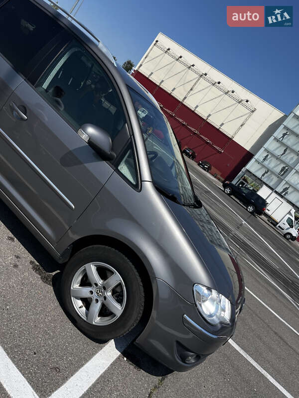Мінівен Volkswagen Touran 2008 в Києві